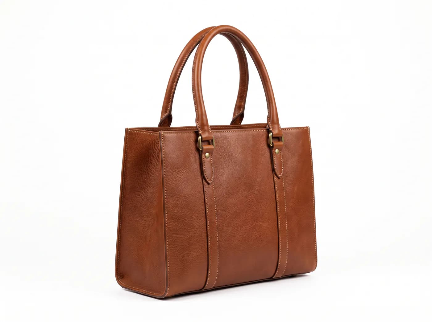Packshot généré par IA : sac cabas en cuir cognac sur fond blanc pur, surpiqûres et ombre de contact