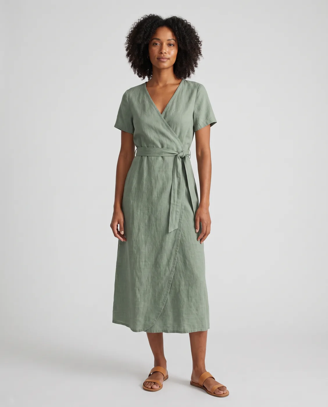 Mannequin virtuel portant la même robe en lin vert sauge, en pied sur fond studio gris clair