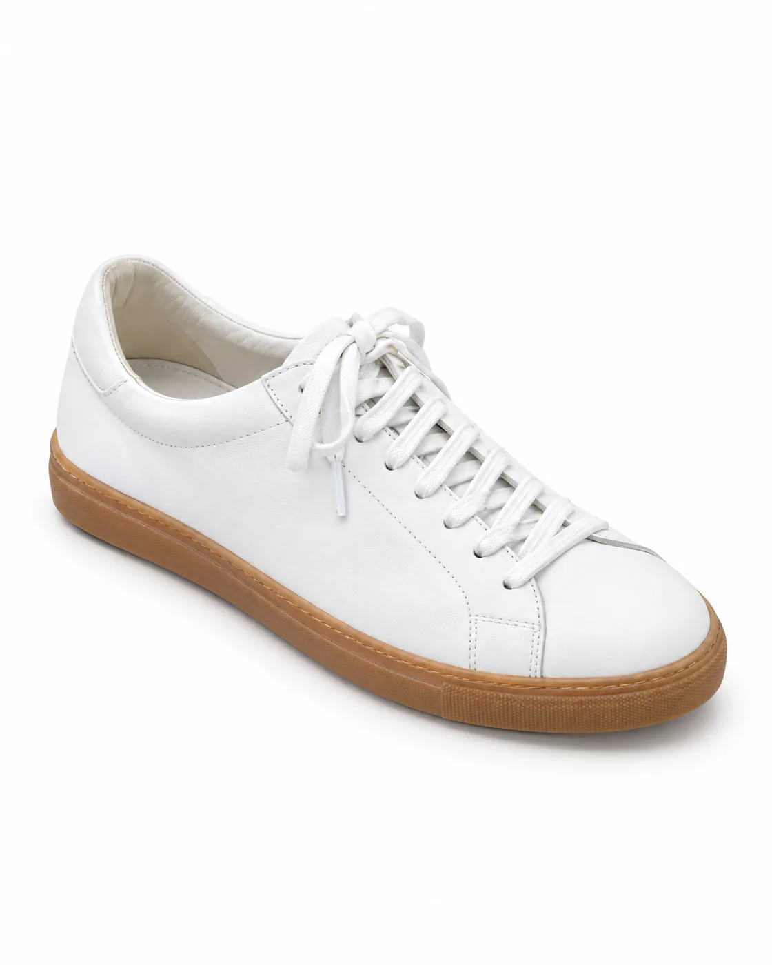 La même basket en cuir blanc à semelle gomme, détourée sur fond blanc pur avec une ombre de contact