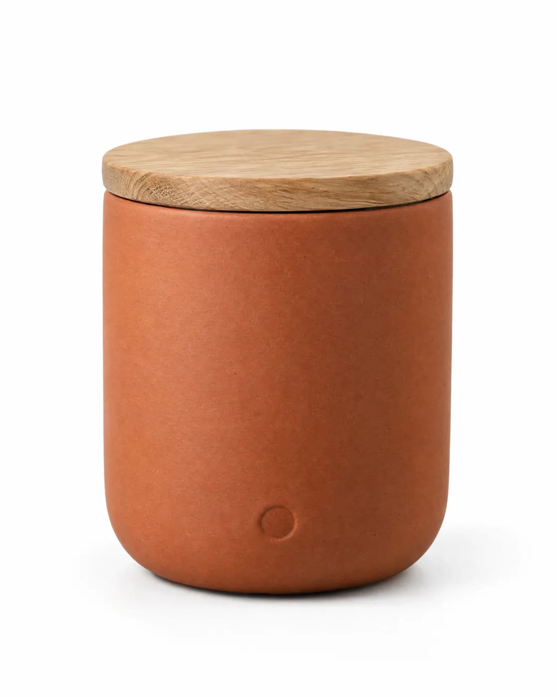 Bougie en céramique terracotta à couvercle en chêne, photographiée sur fond blanc pur avec une ombre douce