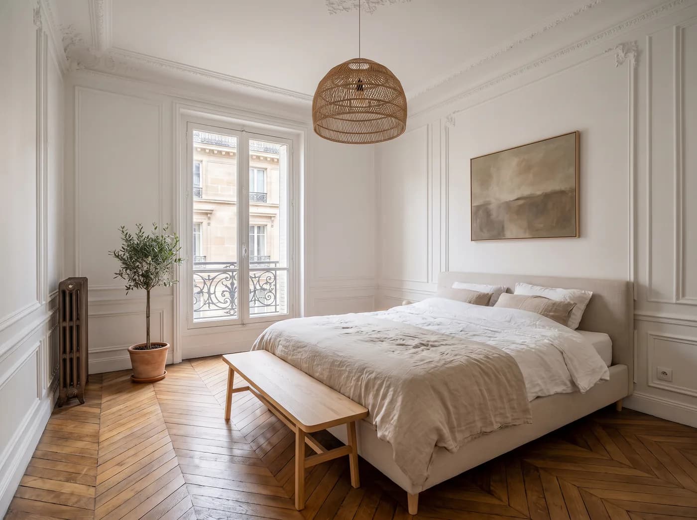 Home staging virtuel généré par IA : chambre haussmannienne meublée, linge de lit en lin, banc en chêne et olivier